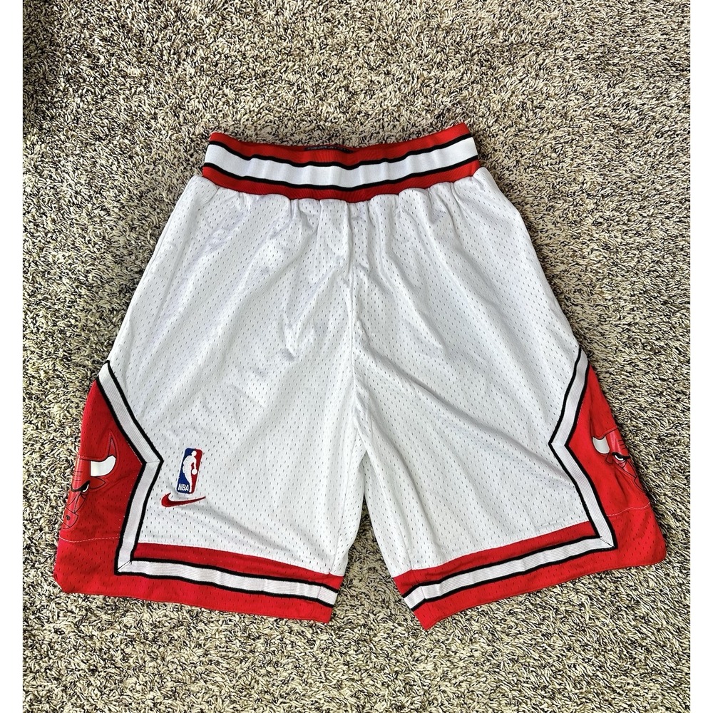 Nike Chicago Bulls 90s NBA Basketball Shorts White Mens Size Small